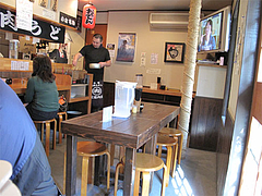 店内:カウンターとテーブル席@元祖肉肉うどん・博多区店屋町