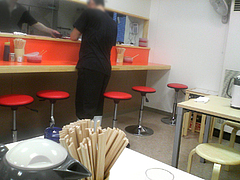 店内:カウンターとテーブル席@元祖長浜ラーメンぶんりゅう
