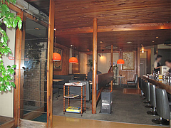 店内:カウンターとテーブル席@エルボン・博多区古門戸町