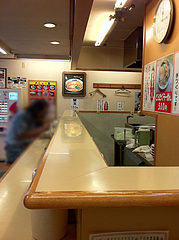 店内:カウンター@楽勝ラーメン・新天町・天神