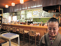 店内:カウンターとテーブル席@魚魚・居酒屋