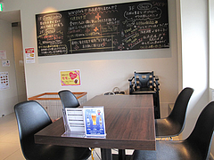 5店内:テーブル席@ドッグカフェレストラン・ワンパーク大濠店