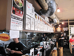店内:厨房とカウンター@ラーメン・博多だるま