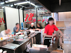 店内:カウンター席@18ラーメン博多駅南店