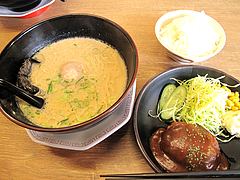 料理:とんこつラーメン+ハンバーグセット650円@博多金龍ラーメン・長住