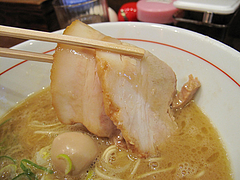 料理:とんこつらーめんチャーシュー@とうや味・中州