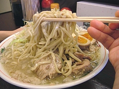 島系ラーメンの極太麺