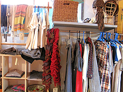 店内:フェアトレード雑貨・洋服@カフェ・ムッシュドムニィー・小郡
