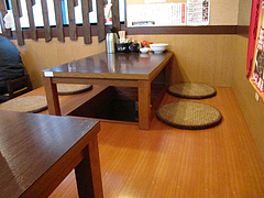 4店内:小上がり@ラーメンTAIZO(タイゾー)那珂川店