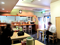 店内:カウンターとテーブル席@博多川端うどん・住吉