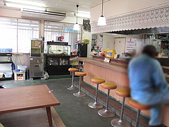 13店内:カウンターと小上がり@清陽軒・横手