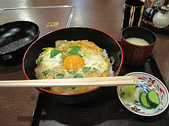 9ランチ:親子丼の大きさ@水炊き・新三浦・天神ビル