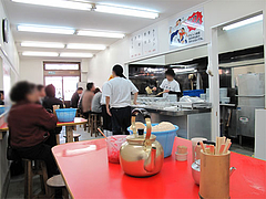 店内:カウンターとテーブル席@元祖ラーメン長浜家・福岡