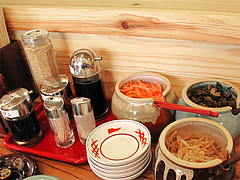 店内:卓上@ラーメン龍の家・春日下白水店