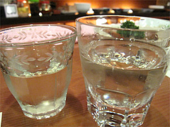 料理:ロックグラスで日本酒をたっぷり頂きます♪@博多なゝ草(はかたななくさ)・西中洲