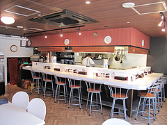 店内:カウンターとテーブル席@辣タンメン・にんにくコロコロ・清川