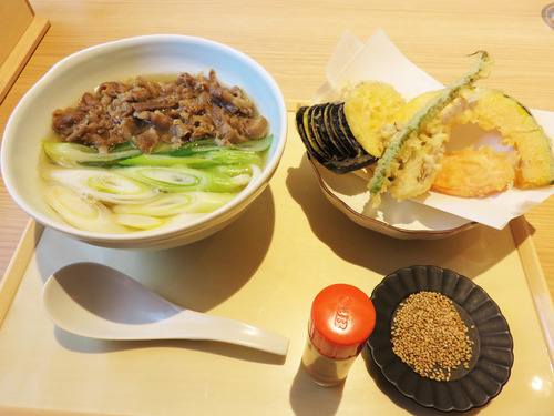 9肉うどん700円+野菜250円