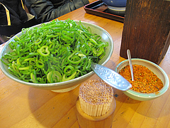 6店内:卓上のネギと七味唐辛子@因幡うどん・渡辺通店