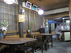 店内:テーブル席とカウンター席@くらり庵