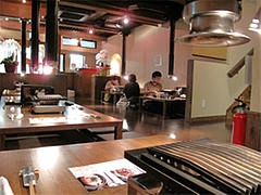 店内:1階。2階(50席)もあります。@柳橋もつ元柳橋連合市場・福岡