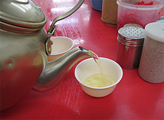 店内:お茶@元祖ラーメン長浜家・大手門