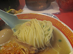 料理:赤ラーメン麺@博多成金ラーメン