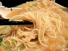 ラーメン:ラーメン麺食べる@初代秀ちゃん・ラーメンスタジアム3・キャナルシティ博多