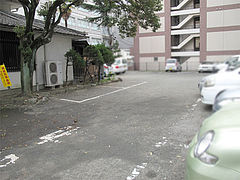 外観:広い駐車場@かねいしうどん・博多駅東