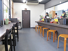 2店内:カウンター席@博多新地ラーメン・福岡空港