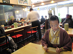 2店内:カウンター・テーブル・小上がり@本場久留米・うちだラーメン・那珂川