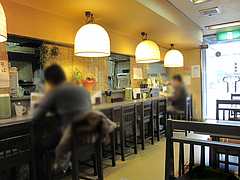 3店内:カウンターとテーブル@大助うどん・藤崎