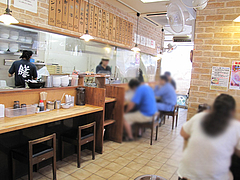 店内:カウンターとテーブル@博多ラーメン膳・小笹