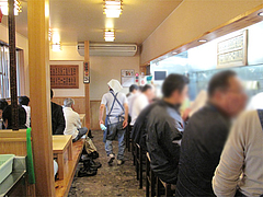 店内:カウンター席と小上がり@葉隠うどん・博多駅南