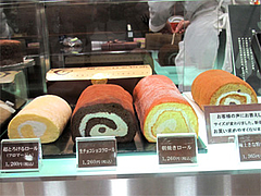 店内:ロールケーキ各種(超とろけるロールケーキフロマージュ1260円)@チョコレートショップ・博多区綱場町