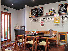 店内:テーブル席@博多味処ぴょんきち・屋台ラーメン居酒屋