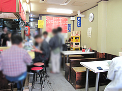 店内:カウンターとテーブル席@長浜ラーメン味心・雑餉隈