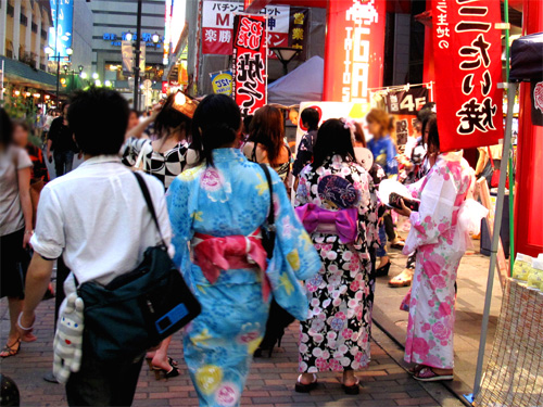 博多おんな節 浴衣で大濠花火大会の花火がちょこっと見えます祭り 紺屋23屋上 博多おんな節 浴衣で大濠花火大会の花火がちょこっと見えます祭り 紺屋23屋上