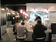 店内:カウンター10席くらい@らーめん大・福岡・大橋