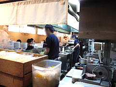 3店内:カウンター席@ラーメン・中華そば・郷家・天神店