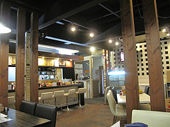 店内:カウンターとテーブル@LA-麺HOUSE将丸・親富孝通り・天神