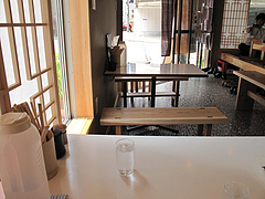 4店内:テーブル席@オレズマガラズ・須崎店