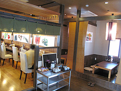 2店内:漬物コーナーとカウンター・小上がり@博多ラーメンこじま亭・那珂川店