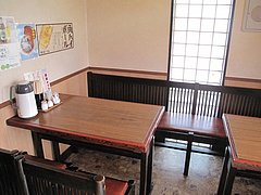 4店内:テーブル@中華の鉄人・須崎