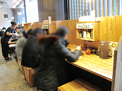 店内:カウンター席@日の出食堂・博多駅