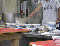 店内:厨房@元祖ラーメン長浜家・港