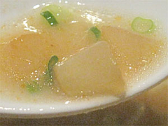 料理:白湯鶏拉麺タマネギ?シャクシャク@ラーメン・ランチ・たらふくまんま・春吉