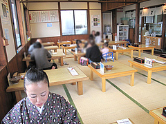 店内:小上がり@牧のうどん・空港店