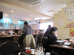 店内:カウンター席とテーブル2卓@ちゃんぽん専門店・千吉・博多区神屋町