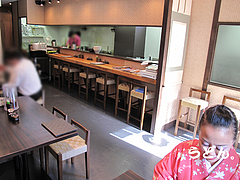 店内:カウンターとテーブル席@博多つけうどん・忍々・櫛田神社前