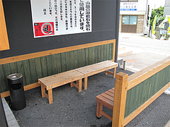 店内:外の喫煙所@麺's蓮・那珂川
